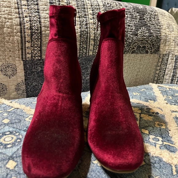 SO brand womens cranberry burgundy ankle velvet booties sz 9 - Picture 2 of 7